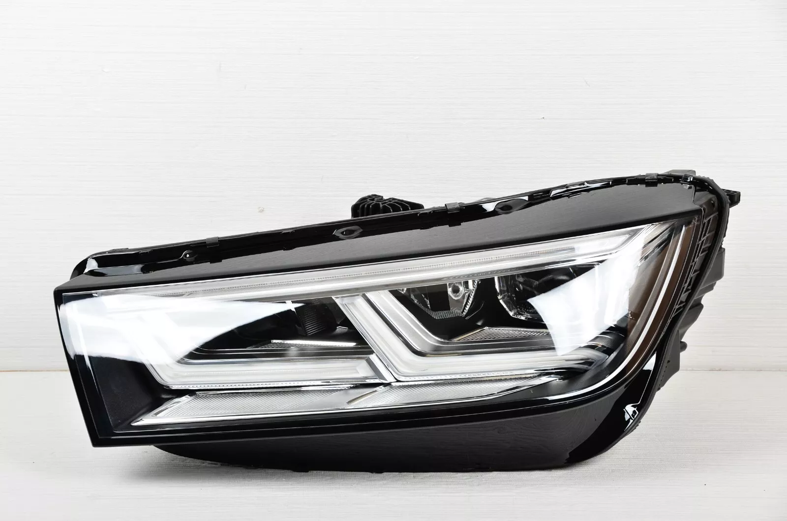 Restore your Audi's nighttime vision with this genuine OEM 2018 Audi Q5 headlight . Upgrade your 2018-2020 Q5/SQ5 for enhanced safety and style.